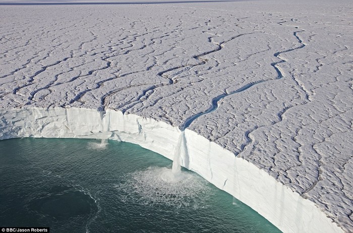 Hàng ngàn thác nước như thế này được tạo ra từ chỏm băng lớn nhất ở Bắc Cực - Austfonna vào mùa hè.