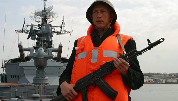 Một binh sĩ Nga trên khu trục hạm Smetlivy của Hạm đội Biển Đen