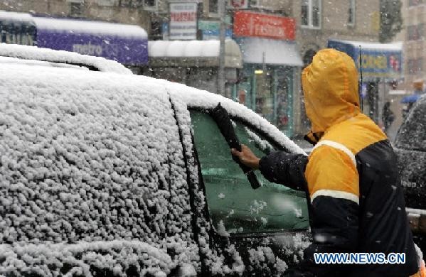 Những chiếc xe đỗ bên đường ở Manhattan nhanh chóng bị tuyết phủ trắng xóa. Queens Borough, New York hôm 29/10