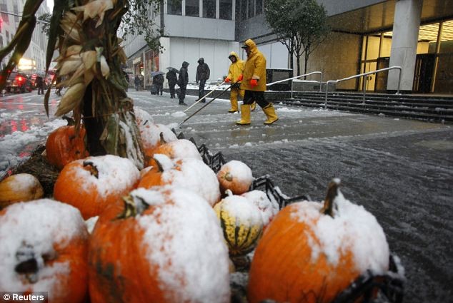 Công nhân dọn tuyết trên đường phố New York hôm 30/10 để chuẩn bị cho lễ Halloween