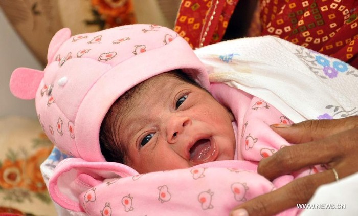 Bé Nargis - công dân thứ 7 tỷ của Ấn Độ chào đời tại làng Mall, Uttar Pradesh, Ấn Độ hôm 31/10. Đây chính là nơi các chuyên gia dự báo em bé thứ 7 tỷ sẽ chính thức chào đời.