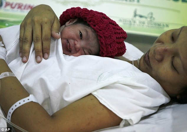 Tiny Danica Camacho chào đời vào lúc 23h58 ngày 30/10 tại bệnh viện ở Manila , Philippines