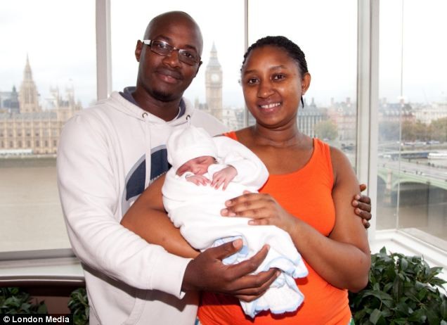 Cặp cha me Amara Yansaneh và Yasmin Karim bế em bé của họ tên là Peter Bashir, em bé chào đời tại bệnh viện St Thomas's, London, Anh hôm 31/10 và được công nhận là một trong số các công dân 7 tỷ