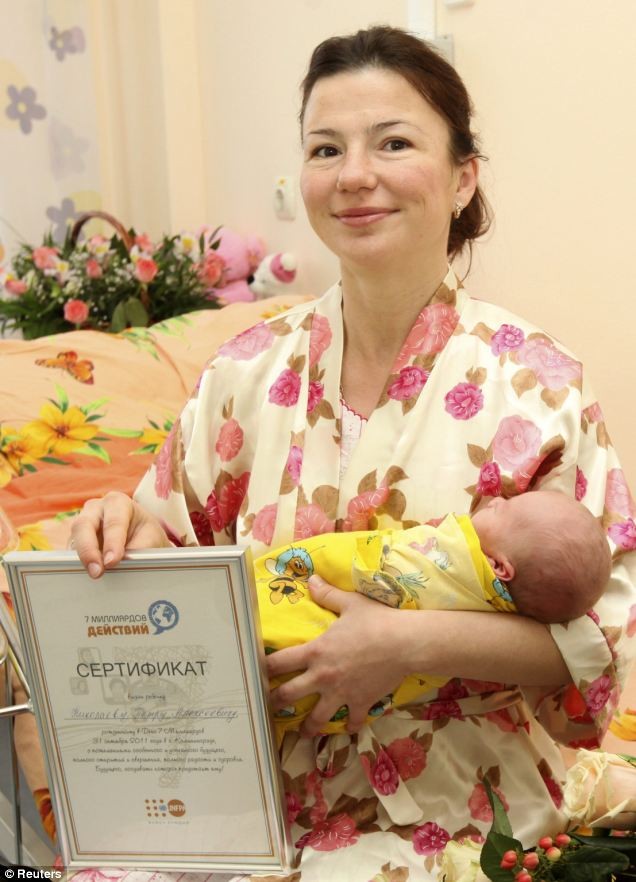 Marina Nikolaeva và giấy chứng nhận công dân thứ 7 tỷ của cậu con trai Pyot, người chào đời tại Kaliningrad, Nga vào lúc 0 giờ 2 phút ngày 31/10