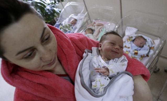 Một em bé thứ 7 tỷ chào đời tại bệnh viện ở Tbilisi