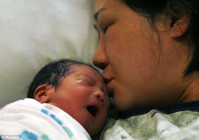 Bé Cin - công dân thứ 7 tỷ của nước Mỹ và mẹ Miran tại bệnh viện Avista Adventist, Louisville, Colorado sau khi sinh