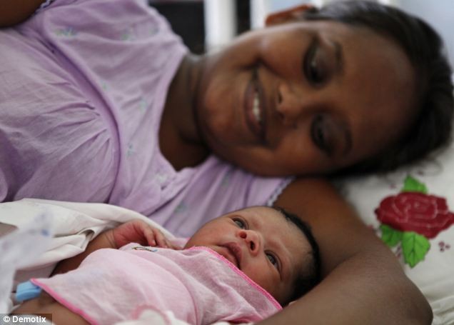 Công dân thứ 7 tỷ của Sri lankan bên cạnh mẹ Danushika Perera tại bệnh viện Castle, Colombo, Sri Lanka