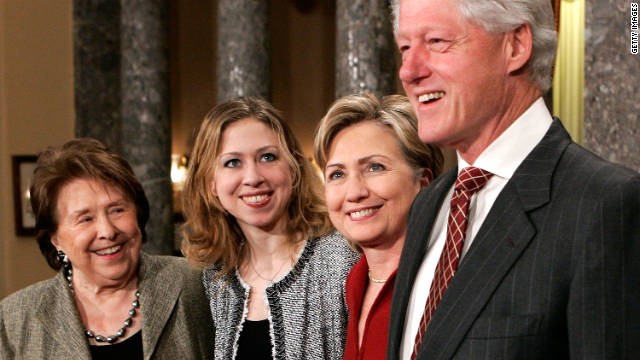 Bà Rodham (trái) cùng gia đình Ngoại trưởng Clinton
