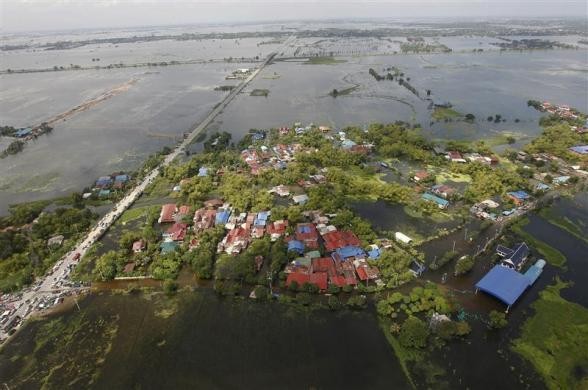 Nước lũ nhấn chìm nhiều khu vực tại tỉnh Ayutthaya hôm 10/10/2011