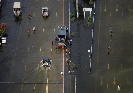 Nước lũ tấn công đường cao tốc ở ngoại ô Bangkok