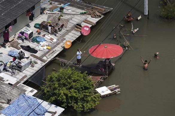 Cuộc sống của người dân Thái Lan bị đảo lộn vì nước lũ