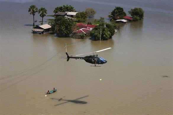 Trực thăng quân đội gửi hàng cứu trợ cho người dân bị cô lập vì nước lũ