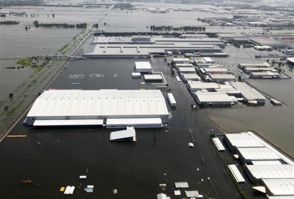 Nhà máy Honda bị nước lũ bao vây