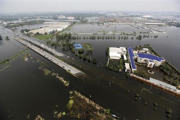 Nước lũ đã nhấm chìm nhiều phần đường cao tốc ở ngoại ô Bangkok ngày 20/10/2011