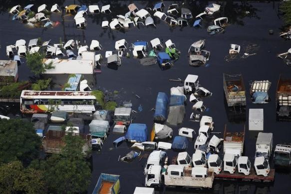 Một bãi để xe ở Bangkok ngập trong nước lũ ngày 20/10/2011