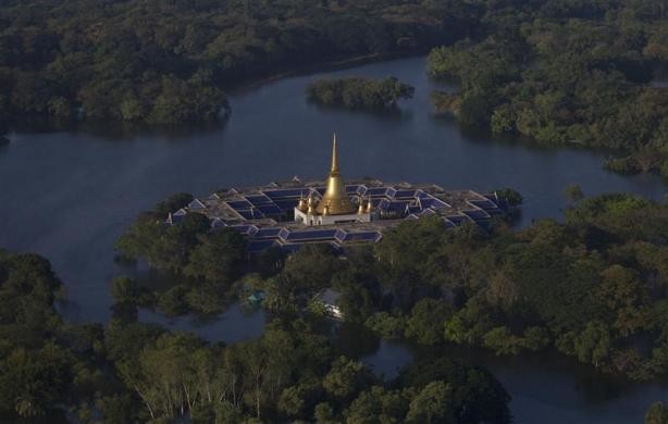 Một ngôi đền ở phía bắc thủ đô Bangkok cô độc giữa biển nước mênh mông ngày 1/11/2011