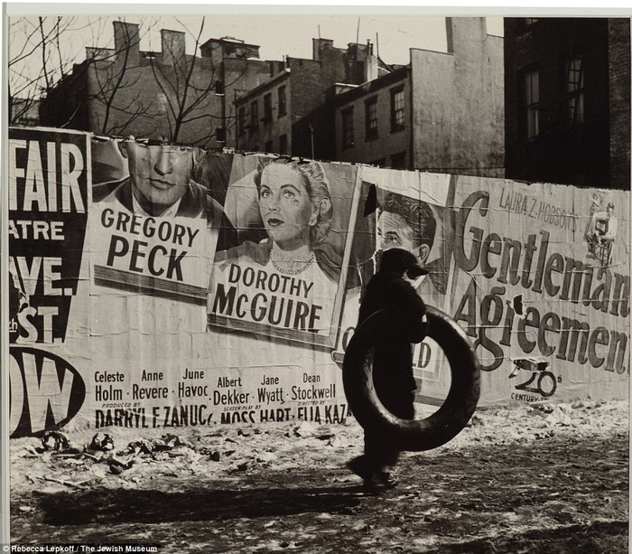 Áp phích quảng cáo phim dán trên bức tường ở phố Lower East Side năm 1947