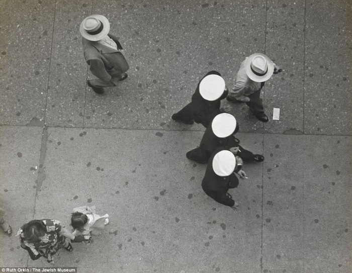 Vài viên lính Mỹ đi trên Quảng trường Thời đại năm 1950