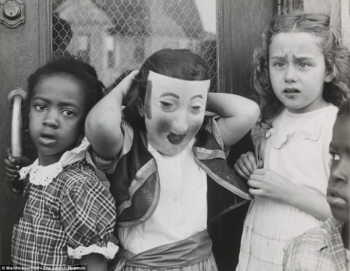 Một cô bé đeo mặt nạ trong lễ hội tháng 10 ở South Side năm 1951