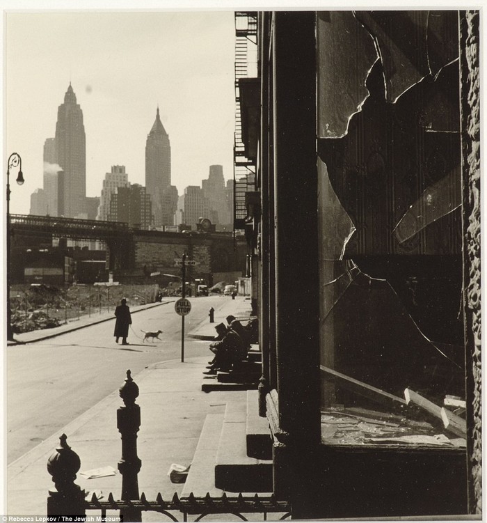 Chiếc cửa sổ bị vỡ trên phố South Street năm 1948