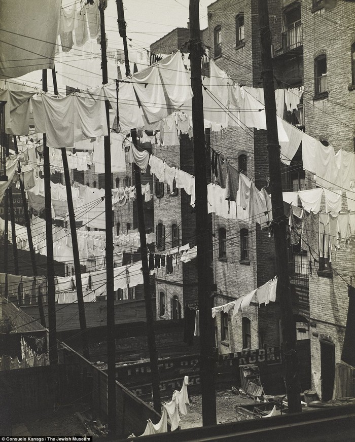 Các khoảng trống giữa các tòa nhà được tận dụng làm dây phơi quần áo năm 1937
