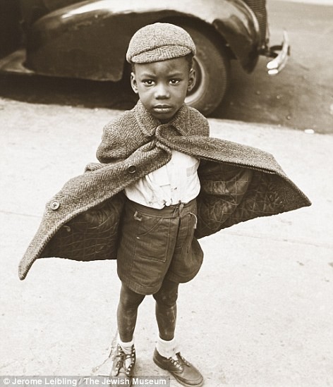 Một cậu bé trên vỉa hè phố Lower East Side năm 1949