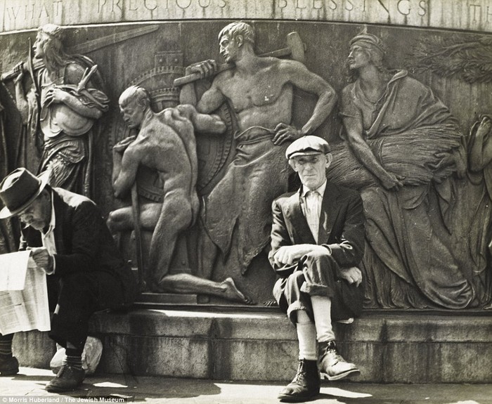 Hai người đàn ông ngồi tại quảng trường Union, Mahattan năm 1942. Ảnh chụp bởi nhiếp ảnh gia người Ba Lan Morris Huberland