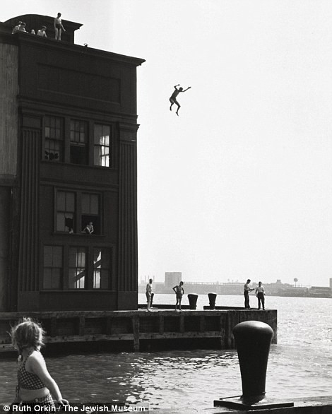 Tắm trên sông Hudson năm 1948