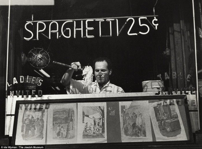 Một nhà hàng Ý ở New York năm 1945