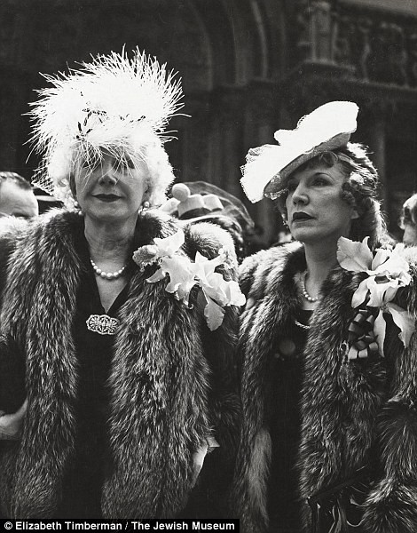 Hai phụ nữ ăn mặc sang trọng trong một lễ hội ở New York năm 1944