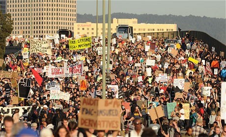 Đám đông người biểu tình tại cảng Oakland