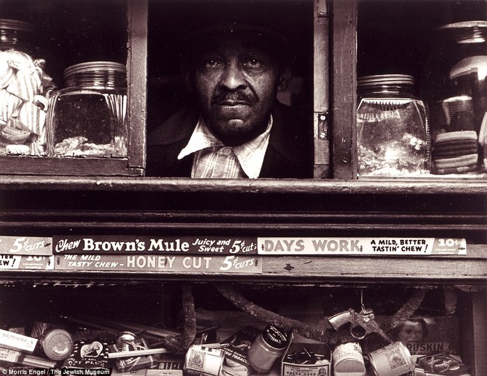 Thương gia Harlem ở New York năm 1937. Ông sinh ra tại Manhattan 19 năm trước đó và qua đời vào năm 2005.