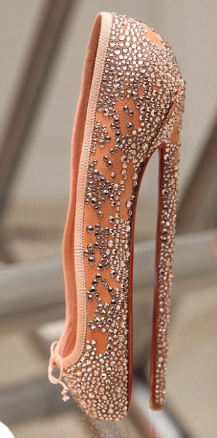 Đôi giầy cao 20 cm dựng đứng mang dáng dấp của một đôi giầy ballet