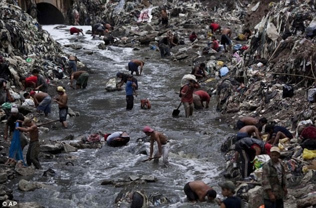 Hàng trăm người đổ đến bãi rác khổng lồ này tìm kiếm vận may mỗi ngày bất chấp các rủi ro đe dọa tới tính mạng của họ