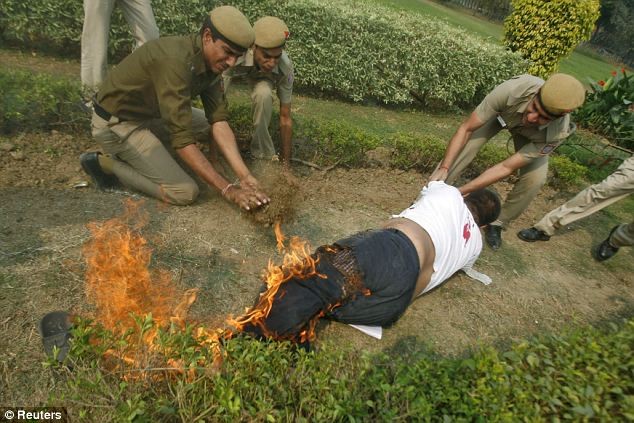 Cảnh sát Ấn Độ nỗ lực dập lửa cứu Sherab TseDor