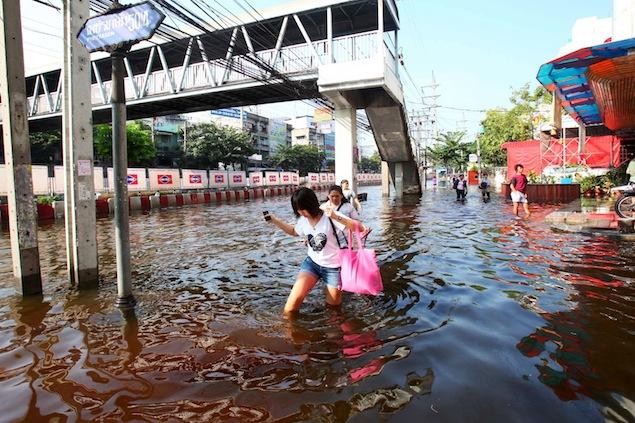 Chính quyền Bangkok đã đóng cửa 47 tuyến đường bị nước lũ làm ngập nặng nề