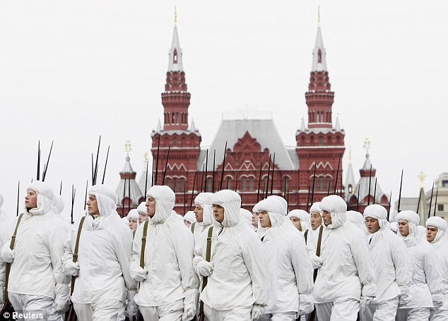 Đội quân dẫn đầu đoàn quân diễu hành qua quảng trường Đỏ tiến tới tuyến phòng thủ của thành phố Moscow chiến đấu chống lại quân xâm lược Đức Quốc Xã đang vây hãm thành phố