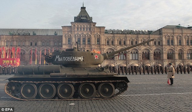 Xe tăng T-34 từng tham gia chiến tranh thế giới thứ 2 một lần nữa lại xuất hiện trên Quảng trường Đỏ