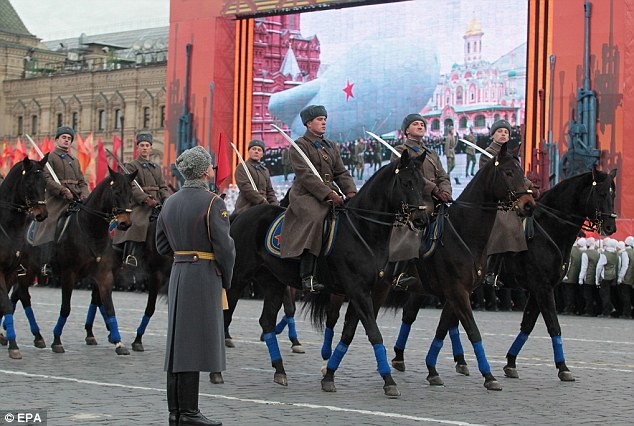 Đội kị binh tuần hành tại quảng trường Đỏ