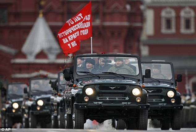 Các cựu binh tham gia chiến tranh thế giới thứ 2 ngồi trên xe quân sự tham gia diễu hành tại quảng trường Đỏ