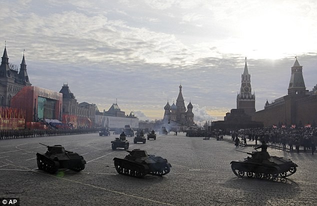 Xe tăng của Hồng quân Liên Xô trên quảng trường Đỏ