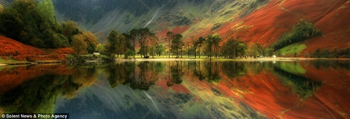 Khung cảnh rực rỡ màu sắc phản chiếu trên mặt hồ ở Cumbria