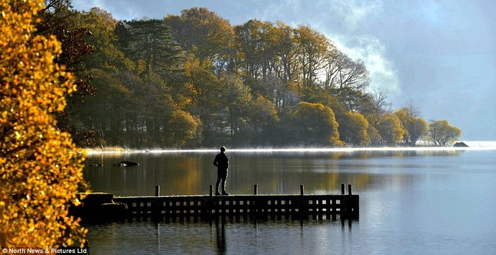 Một người đàn ông đang thưởng thức khung quảnh tuyệt mỹ của trời thu tại Ullswater, Cumbria