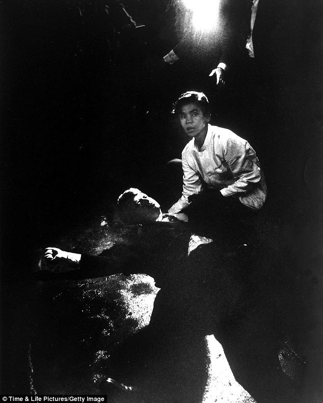 Một nhân viên nhà bếp trẻ đang cố gắng an ủi Thượng nghị sĩ Robert Kennedy sau khi ông bị bắn trong một phòng khiêu vũ của khách sạn vào năm 1968