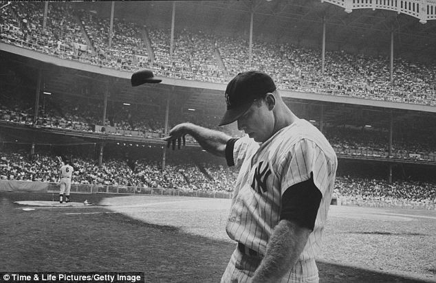 Cầu thủ bóng chày Mickey Mantle ném chiếc mũ bảo hiểm trong một trận đấu không vui vẻ