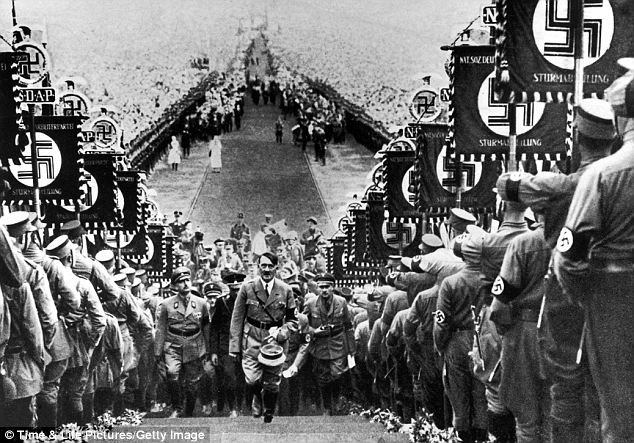 Ảnh chụp năm 1934 cảnh Adolf Hitler lên nắm quyền lãnh đạo nước Đức. Năm năm sau, ông trở thành người châm ngòi cho cuộc chiến tranh thế giới lần 2