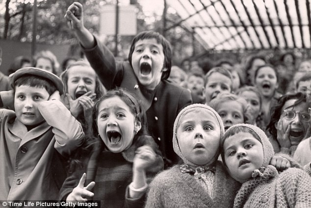 Sự phấn khích của những đứa trẻ người Pháp khi xem múa rối năm 1963