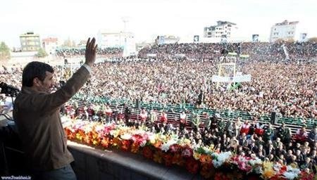 Tổng thống Iran Mahmoud Ahmadinejad phát biểu trước một đám đông tại Rasht, cách Tehran 230 km