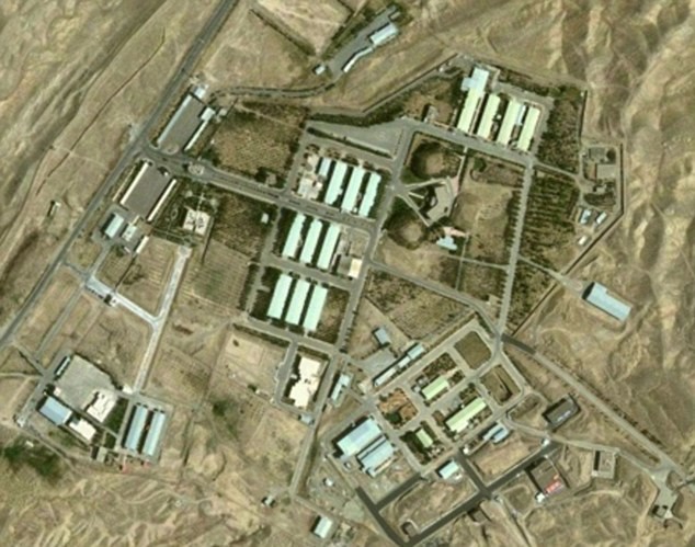 Căn cứ quân sự Parchin, cách Tehran khoảng 30 km, cũng bị tình nghi là một nơi Iran chọn để phát triển vũ khí hạt nhân.