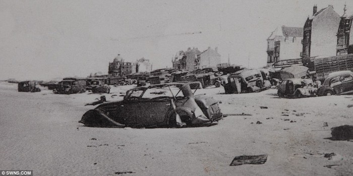 Những chiếc xe quân sự của lực lượng Đồng Minh bị bỏ lại trên bãi biển trong cuộc tháo chạy